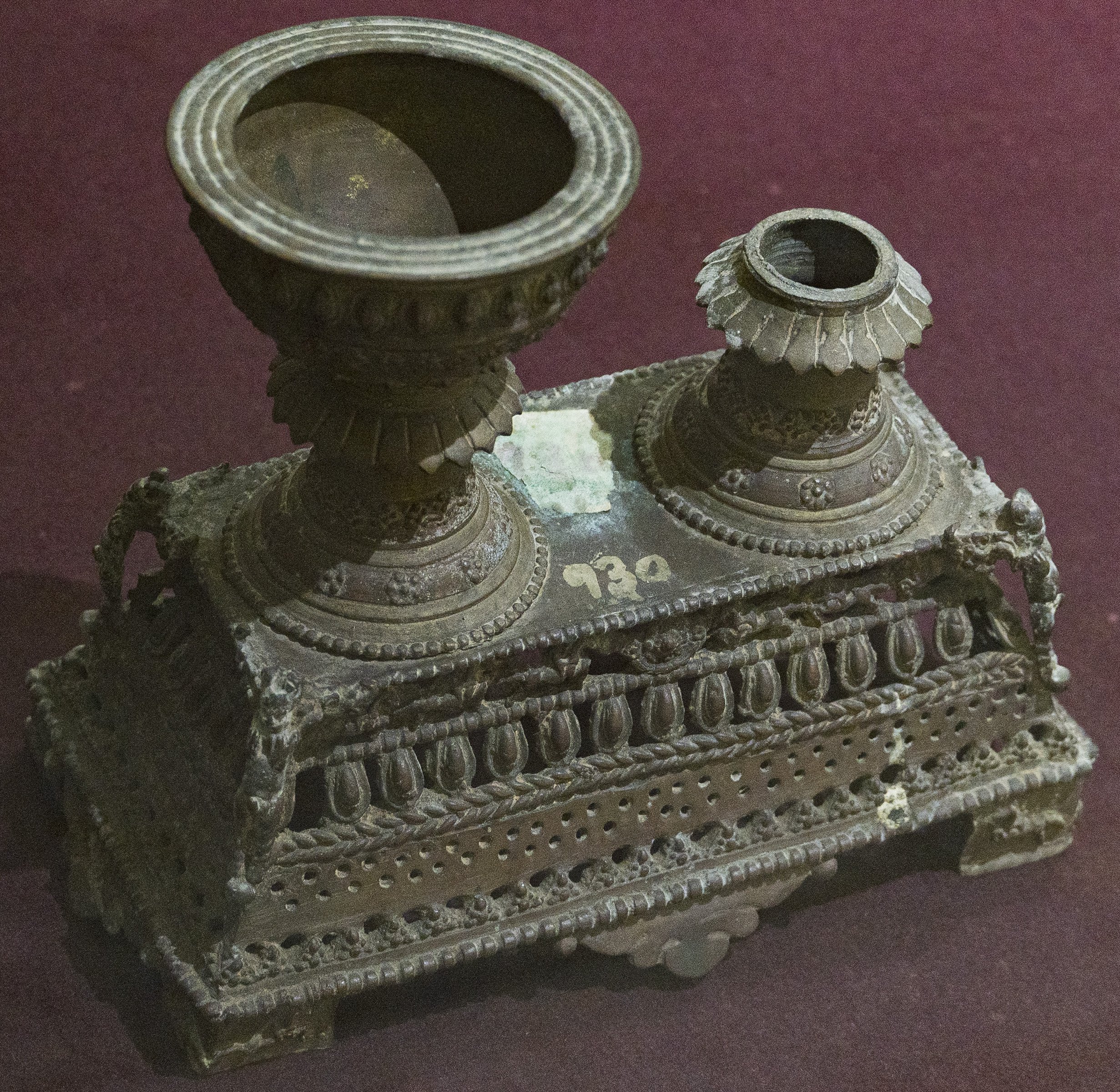 Vessel for ritual powder